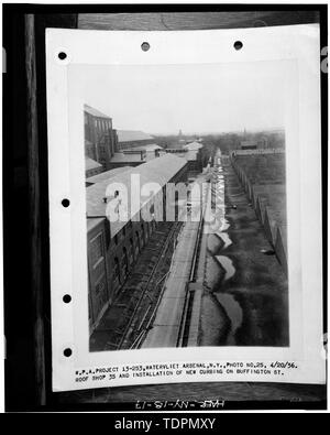 Fotografia di una fotografia in possesso di Watervliet Arsenal Museum di New York. Fotografia scattata dal tetto di un edificio 35, guardando a Nord che mostra il SEACOAST GUN SHOP a sinistra, l'aggiunta sul lato est del negozio della sezione centrale e adiacente e la fabbricazione di edifici di stoccaggio. In data 20 aprile 1936. - Watervliet Arsenal, Edificio n. 110, Hagner strada tra Schull e Whittemore strade, Watervliet, contea Albany, NY Foto Stock