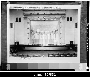 Copia fotografica della fotografia, circa 1928, fotografo sconosciuto (originale nella libreria Rundell, Rochester, New York) completata ri-Decorazione di boccascena, guardando ad ovest - New York Stato Arsenale, 75 Woodbury Boulevard, Rochester, Contea di Monroe, NY Foto Stock