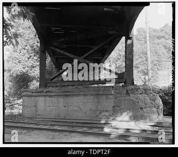 Pier, vista Est - Ovest Ponte Penn, Pennsylvania Railroad, spanning Allegheny River, Pittsburgh, Allegheny County, PA; Western Pennsylvania Railroad; Pennsylvania Railroad; Pittsburgh Provision Company; Pittsburgh società ponte; Christine Davis consulenti, Incorporated, contraente; Riqualificazione Urbana competente di Pittsburgh, sponsor; Metzger, William M, fotografo; Martin, Charles R, fotografo; Davis, Christine, storico Foto Stock