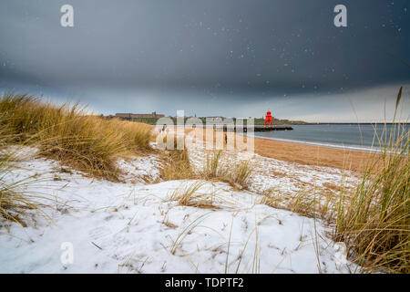 Mandria Groyne faro in una nevicata; South Shields, Tyne and Wear, Inghilterra Foto Stock