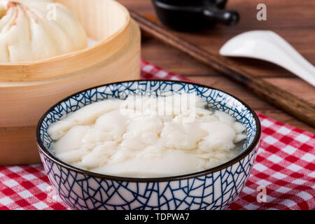 Tofu brain un famoso e tradizionale snack, noto anche come tofu fiore, fiore di fagiolo misto, secondo i gusti locali, vi è una distinzione tra dolce e salato. Foto Stock