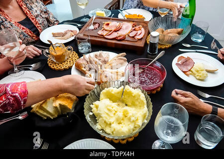 Miami Florida, cena di Natale per le vacanze invernali, tavolo, cibo, vassoio di servizio ciotole, purè di patate, salsa di mirtilli, tacchino intagliato, prosciutto, dentro casa, vis Foto Stock
