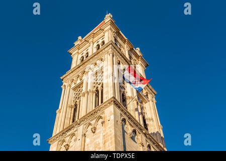 Il campanile della cattedrale di Trogir, o la Cattedrale di San Lorenzo, nella città storica di Trogir; Trogir, Croazia Foto Stock