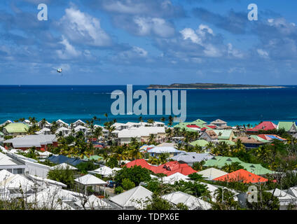 Tetti colorati che si affacciano sul mare sull'isola di San Maarten; Philipsburg, Sint Maarten Foto Stock