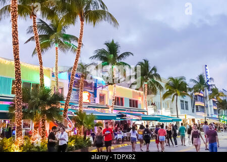 Miami Beach Florida, Ocean Drive, festival Orange Bowl 2018, chiusura della strada, tramonto, Mango's Cafe, bar lounge pub, esterno, illuminazione, palme, coppia, uomini Foto Stock