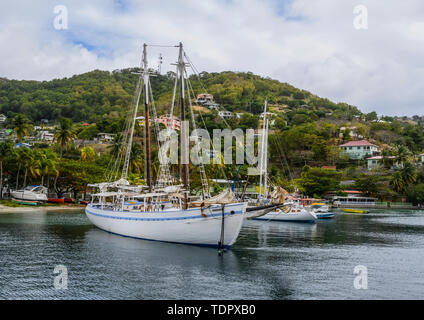 Due masted yacht ormeggiati nel porto di Port Elizabeth; Port Elizabeth, Bequia, Saint Vincent e Grenadine Foto Stock