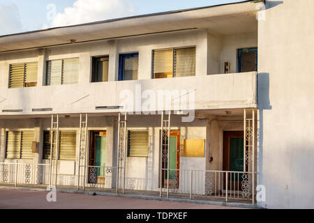 Miami Beach Florida,North Beach,vacante abbandonato condannato hotel motel edificio appartamento, proprietà con luci, finestre jalousie, salito su, visitatori trave Foto Stock