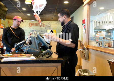 Miami Beach Florida, North Beach, Denny's, ristorante ristoranti cibo mangiare fuori cafe cafe bistrot, interno, ispanico Latino latino etnico i Foto Stock