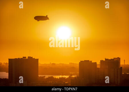 Miami Beach Florida,North Beach,Biscayne Bay,Goodyear Blimp,skyline della città,color ambra cielo,tramonto,promozione pubblicità,tramonto sole,FL190104077 Foto Stock