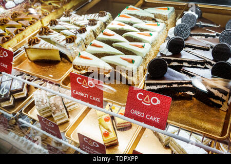 Miami Beach Florida,North Beach,CAO Bakery & Cafe Cuban American,interno,strati torta fette,prodotti prodotti mostra vendita,carota,Oreo,dolci,su Foto Stock