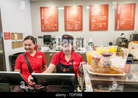 Miami Beach Florida, North Beach, CAO Bakery & Cafe Cuban American, interni, cassiere counter server, ispanico latino latino latino latino immigrato immigrato immigrato immigrato Foto Stock