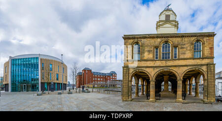 La parola, il Centro Nazionale per la parola scritta e il municipio della città vecchia; South Shields, Tyne and Wear, Inghilterra Foto Stock