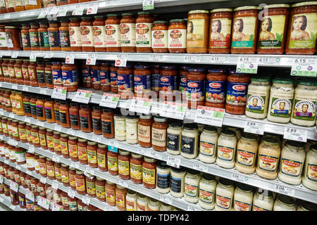 Miami Beach,North Beach,Publix,supermercato negozio di alimentari,interno,scaffali,salse di pasta,marche,Barilla,Bertolli,vasi di vetro,BOGO,display sa Foto Stock