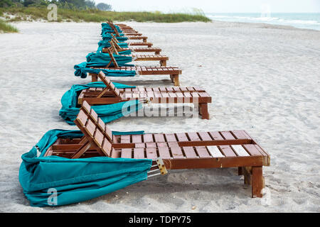 Captiva Island Florida,'Tween Waters Inn Island Resort & Spa, hotel, spiaggia, sabbia, sedie a sdraio in legno, vuoto, Golfo del Messico, FL190507015 Foto Stock