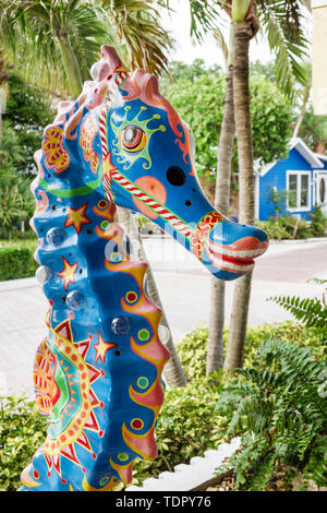 Captiva Island Florida,'Tween Waters Inn Island Resort & Spa, hotel, scultura di cavallucci marini colorati di Cathie Zurich, opere d'arte, FL190507016 Foto Stock