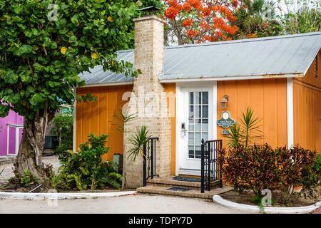 Captiva Island Florida,'Tween Waters Inn Island Resort & Spa, hotel, cottage per gli ospiti, esterno, camino, fogliame tropicale, FL190507018 Foto Stock