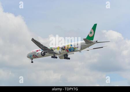 A Saigon, Vietnam - Giu 16, 2019. B-16703 EVA Airways Boeing 777-300ER (EVA AIR (Hello Kitty Sanrio famiglia livrea) atterraggio all'Aeroporto Tan Son Nhat (SGN) Foto Stock