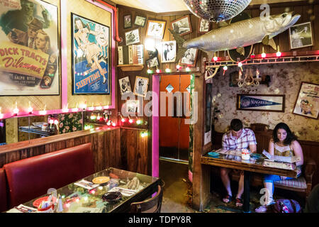 Captiva Island Florida, Bubble Room, multi-tema, ristorante ristoranti, cibo, caffè, all'interno, whimsical kitschy decor, uomo uomo maschio, wom Foto Stock