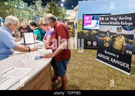 Sanibel Island Florida, J.N. Ding Darling National Wildlife Refuge, al conservazione educazione, centro visitatori, contatore informazioni, uomo uomini maschio, donna fem Foto Stock