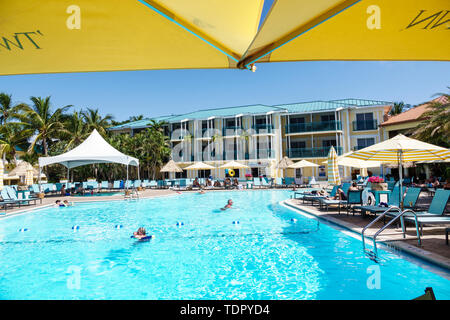 Captiva Island Florida,'Tween Waters Inn Island Resort & Spa, hotel, piscina, sedie a sdraio, uomo uomo uomo maschio, donna femmina donne, nuoto, ospite, FL190507094 Foto Stock