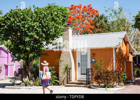 Captiva Island Florida,'Tween Waters Inn Island Resort & Spa, hotel alberghi alloggio motel motel, giardino, bungalow cottage, camino in pietra, alberi, adulti A. Foto Stock