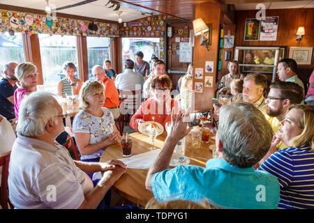 Captiva Island Florida, The Mucky Duck, ristorante ristoranti cibo mangiare fuori cafe cafe bistrot, interno, tavoli, affollato occupato, informale dinin Foto Stock