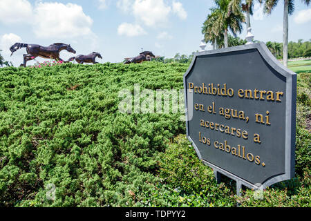 Naples Florida,Lely Resort Boulevard,Freedom Horse Monument,scultura,segno,lingua spagnola,avvertimento,proibizione,FL190512023 Foto Stock