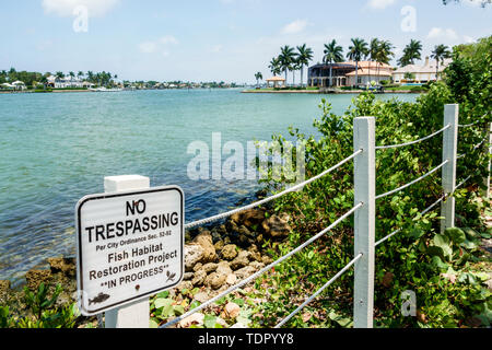 Naples Florida,Naples Bay Haldeman Creek,Port Royal,Golfo del Messico,Bayview Park,Water,Boundary recinto,cartello segnaletico,NO Trespassing,fish habitat restorat Foto Stock