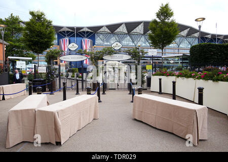 Vista generale dell'ingresso al Royal enclosure e Queen Anne contenitore durante un giorno di Royal Ascot a Ascot Racecourse. Foto Stock