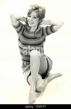 Attrice tedesca Solvi Stubing indossando abiti alla moda, 1970s Foto Stock