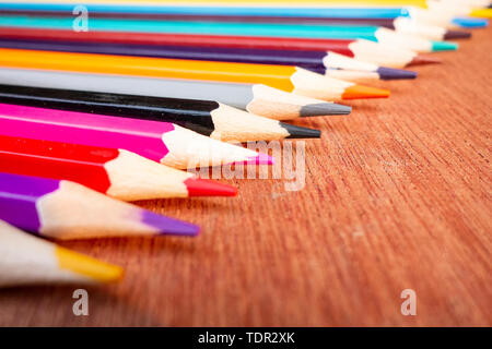 Un ordinatamente disposte matita colorata sul tavolo. Foto Stock