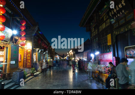 Vista notturna delle strade architettonico della città antica di Pingyao, nella provincia di Shanxi Foto Stock