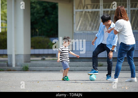 Famiglia giapponese in un parco della città Foto Stock