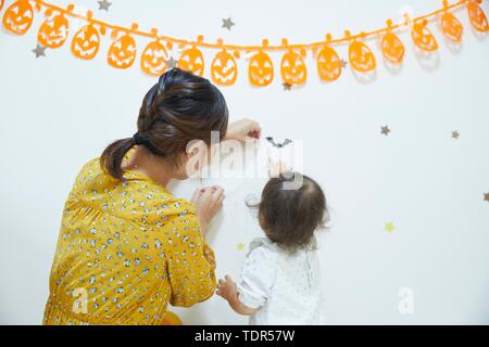 Ragazzo giapponese con la madre a casa Foto Stock