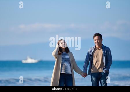 Coppia giapponese presso la spiaggia Foto Stock