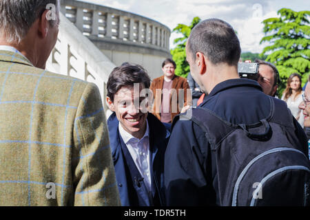 London, Regno Unito - 14 Giugno 2019: conservatore MP Rory Stewart continua la sua campagna di leadership, parlando con il pubblico in Battersea. Foto Stock