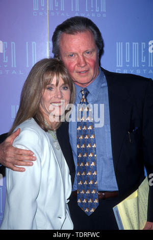 Jun 11, 1999; Los Angeles, CA, Stati Uniti d'America; attrice Jane Fonda con JON VOIGHT @ donne In Film Crystal Awards.. (Credito Immagine: Chris Delmas/ZUMA filo) Foto Stock