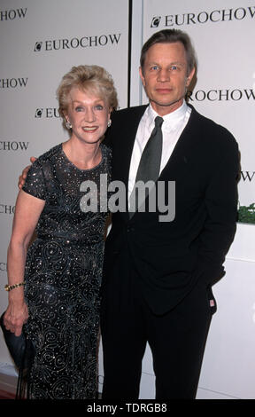 Jun 17, 1999; Los Angeles, CA, Stati Uniti d'America; Attore/Produttore MICHAEL YORK & moglie PAT @ Eurochow Gala di apertura. (Credito Immagine: © Chris Delmas/ZUMA filo) Foto Stock