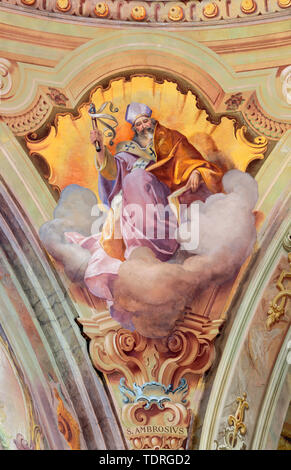 COMO, Italia - 8 Maggio 2015: l'affresco di Sant'Ambrogio dottore della Chiesa occidentale nella Chiesa Santuario del Santissimo Crocifisso da Gersam Turri Foto Stock