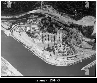 Fotografo sconosciuto 3 settembre 1984 Vista aerea del progetto Bonneville prese a 3000-piede alzato. FISH HATCHERY è al centro-destra e auditorium e edifici amministrativi al centro-sinistra. INTERSTATE ROUTE 84 corre lungo la parte superiore della foto. Il Columbia River si trova nella parte inferiore della foto e scorre da sinistra a destra. - Progetto Bonneville, Columbia River, 1 miglio a nord-est di uscita 40, al di fuori della Interstate 84, Bonneville, Multnomah County, o Foto Stock