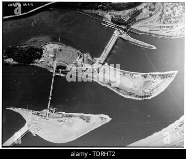 Fotografo sconosciuto 3 settembre 1984 Vista aerea del progetto Bonneville prese a 6000-piede alzato. POWERHOUSE -1 e blocco di navigazione sono in alto a parte centrale della foto e la diga-stramazzo è a sinistra-centro; la seconda centrale è parzialmente visibile nell'angolo inferiore sinistro. COLUMBIA RIVER scorre da sinistra a destra. - Progetto Bonneville, Columbia River, 1 miglio a nord-est di uscita 40, al di fuori della Interstate 84, Bonneville, Multnomah County, o Foto Stock