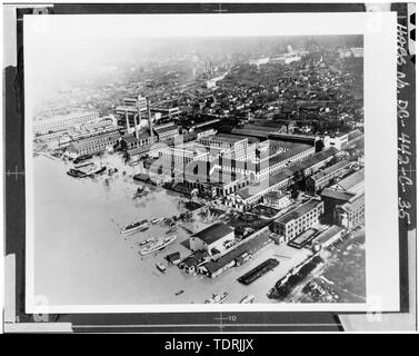 Copia fotografica di una fotografia storica (dal Navy Yard centro storico). Vista aerea del Navy Yard durante l'alluvione del 1936. Vista guardando verso nord-ovest. Edificio 36, appena a destra del centro, costituito da est e nord le ali della struttura quadrangolare. - Navy Yard, Ordnance Edificio, intersezione di Paulding e strade Kennon, Washington, Distretto di Columbia, DC Foto Stock