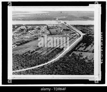 Copia fotografica di circa 1934, 10E-148; x 15E-148;, in bianco e nero la fotografia aerea. Allentato nella casella di grandi dimensioni situato presso il Museo Nazionale della Storia Americana, Smithsonian Institution, archivi Center, il lavoro e la Divisione Industria, Washington D.C. Fotografo originale sconosciuto.; fotografia aerea del ponte in costruzione guardando a sud dalla sponda orientale verso il west bank mostra completato rotaia in acciaio sezione e parte del ponte di coperta architrave in costruzione. - Huey P. lungo ponte, spanning del fiume Mississippi a circa metà strada tra nove e dodici punti miglia a monte ed a ovest di Foto Stock