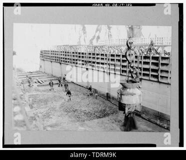 Copia fotografica del centro storico di foto, Novembre 20, 1930 (stampa originale archiviato in gruppo di record 115, archivi nazionali, Washington D.C.). OWYHEE-diga in calcestruzzo di dumping della benna nel pannello n. 6. - Owyhee Dam, attraverso Owyhee River, Nissa, Malheur County, o Foto Stock