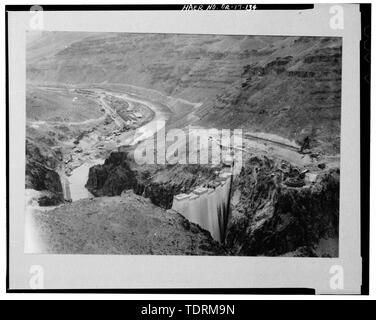 Copia fotografica di foto storiche, 17 novembre 1931 (stampa originale archiviato in gruppo di record 115, archivi nazionali, Washington D.C.). Paramento di monte della diga OWYHEE, mostrando stramazzo anello struttura di gate, torre di testa, ecc. - Owyhee Dam, attraverso Owyhee River, Nissa, Malheur County, o Foto Stock