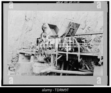 Copia fotografica del centro storico di foto, Novembre 20, 1930 (stampa originale archiviato in gruppo di record 115, archivi nazionali, Washington D.C.). Calcestruzzo OGGETTO DI PRATICHE DI DUMPING IN 8 C. Y. BENNA-OWYHEE DAM. - Owyhee Dam, attraverso Owyhee River, Nissa, Malheur County, o Foto Stock