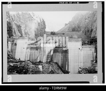 Copia fotografica del centro storico di foto, Novembre 20, 1930 (stampa originale archiviato in gruppo di record 115, archivi nazionali, Washington D.C.). Guardando verso sud a OWYHEE diga in costruzione, dalla paratoia inferiore. - Owyhee Dam, attraverso Owyhee River, Nissa, Malheur County, o Foto Stock