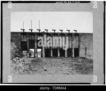 Copia fotografica del centro storico di foto, Novembre 22, 1908 (stampa originale archiviato in gruppo di record 115, archivi nazionali, Washington D.C.). HEADGATES Fiume Boise DAM, guardando a valle. - Progetto di Boise, Fiume Boise diga di diversione, attraverso il Fiume Boise Boise, Ada County, ID Foto Stock