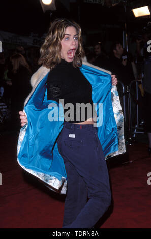 Dic 16, 1999; Los Angeles, CA, Stati Uniti d'America; attrice Amanda Peet presso il film premiere di 'qualsiasi dato domenica.". (Credito Immagine: Chris Delmas/ZUMA filo) Foto Stock