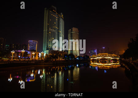 Vista notturna di Anshun ponte coperto nel fiume Fonan, Chengdu Foto Stock